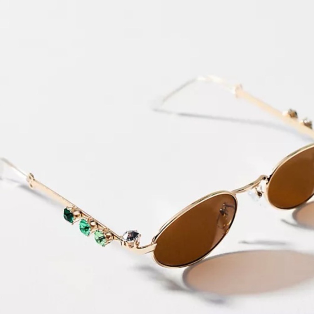 Eyeking Tiny Oval Rhinestone Sunglasses
NWT
COLOR- Brown
Anrhopoogie